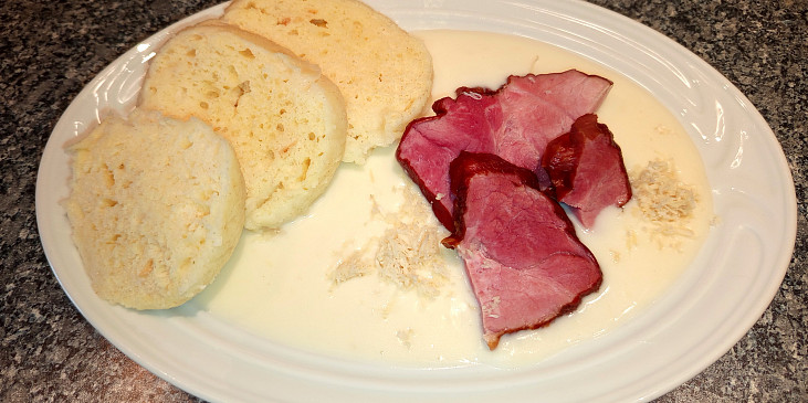 Křenová omáčka z čerstvého křenu (Křenová omáčka, domácí uzené a knedlíky)