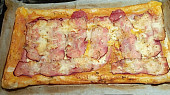 Pizza z listového těsta s plněným okrajem