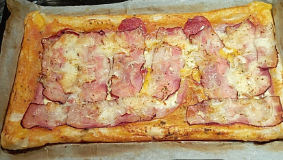 Pizza z listového těsta s plněným okrajem