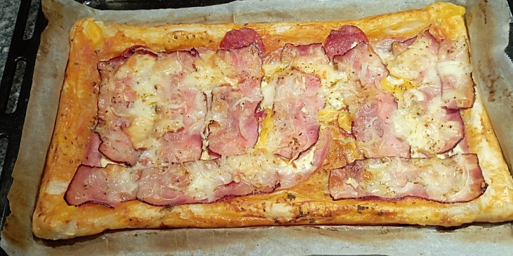Pizza z listového těsta s plněným okrajem
