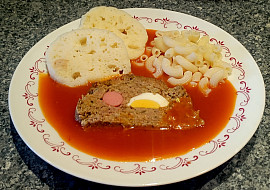 Plněná sekaná roláda s bramborovým salátem