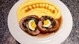 Roláda plněná slaninou, špenátem a vejcem