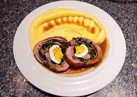 Roláda plněná slaninou, špenátem a vejcem