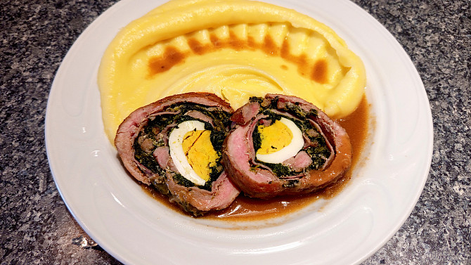 Roláda plněná slaninou, špenátem a vejcem