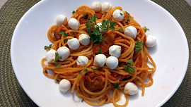 Špagety s kuřecím masem a mrkví v rajčatové omáčce