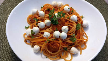 Špagety s kuřecím masem a mrkví v rajčatové omáčce