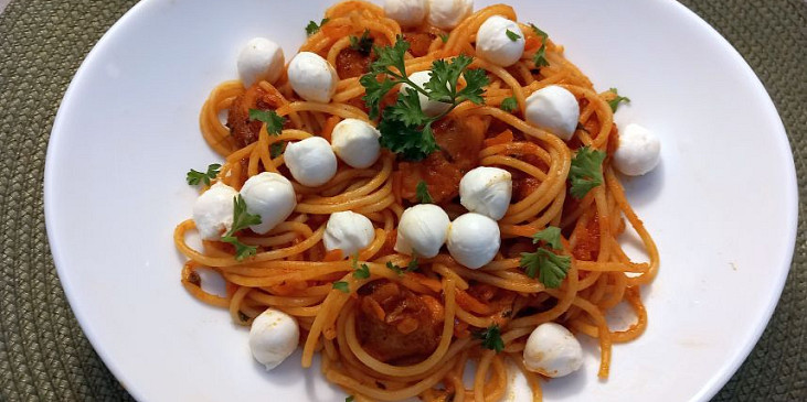 Špagety s kuřecím masem a mrkví v rajčatové omáčce