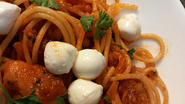 Špagety s kuřecím masem a mrkví v rajčatové omáčce