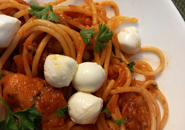 Špagety s kuřecím masem a mrkví v rajčatové omáčce