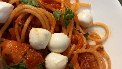 Špagety s kuřecím masem a mrkví v rajčatové omáčce