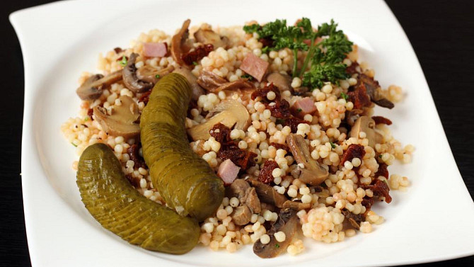 Tarhoňa se žampiony a sušenými rajčaty