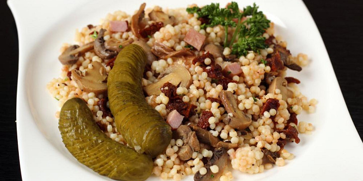 Tarhoňa se žampiony a sušenými rajčaty