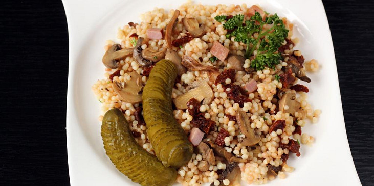 Tarhoňa se žampiony a sušenými rajčaty