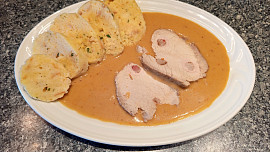 Vepřová pečeně na zelenině se zakysanou smetanou