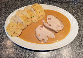 Vepřová pečeně na zelenině se zakysanou smetanou