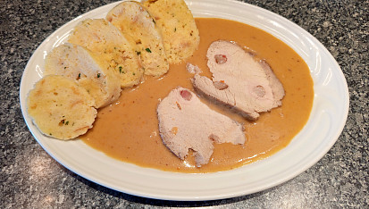 Vepřová pečeně na zelenině se zakysanou smetanou