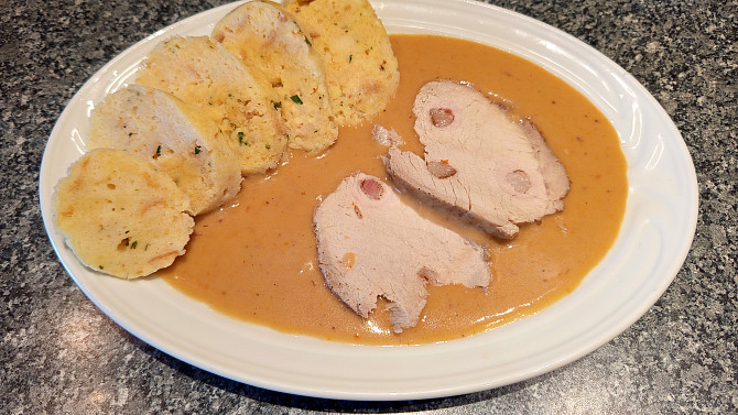 Vepřová pečeně na zelenině se zakysanou smetanou