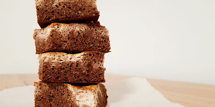 Banánové cheesecake brownies