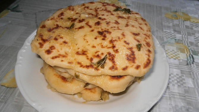 Česnekový naan (indická placka)