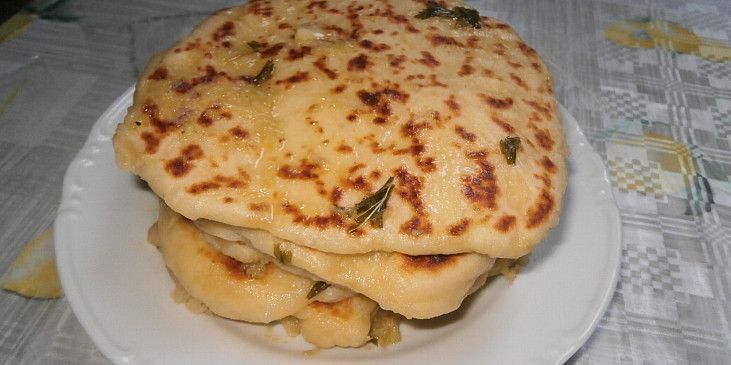 Česnekový naan (indická placka)