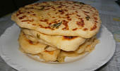 Česnekový naan (indická placka)