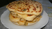 Česnekový naan (indická placka)