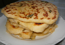 Česnekový naan (indická placka)