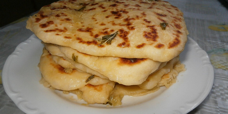 Česnekový naan (indická placka)