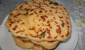 Česnekový naan (indická placka)