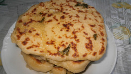 Česnekový naan (indická placka)
