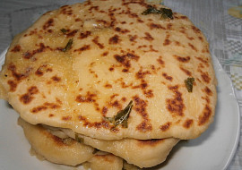 Česnekový naan (indická placka)