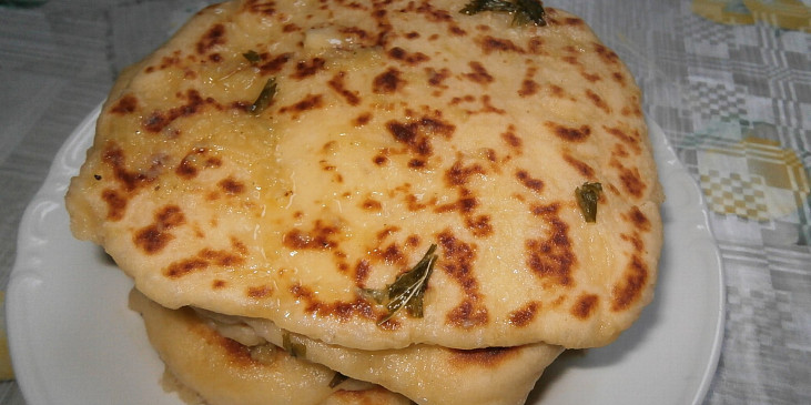 Česnekový naan (indická placka)
