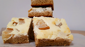 Hruškovo-perníkový koláč s tvarohem