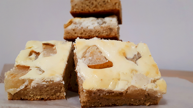 Hruškovo-perníkový koláč s tvarohem