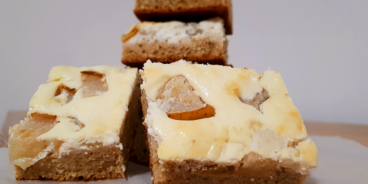 Hruškovo-perníkový koláč s tvarohem