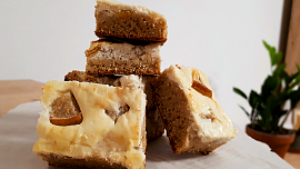 Hruškovo-perníkový koláč s tvarohem