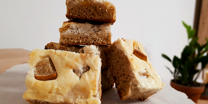 Hruškovo-perníkový koláč s tvarohem