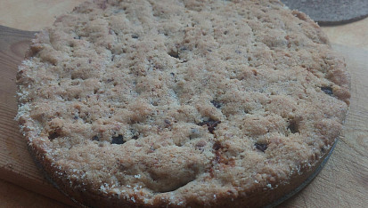 Jablečný koláč z oříškového těsta, Do těsta byla přidána pražená jádra klokočí.