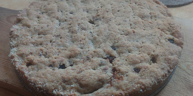 Jablečný koláč z oříškového těsta (Do těsta byla přidána pražená jádra klokočí.)