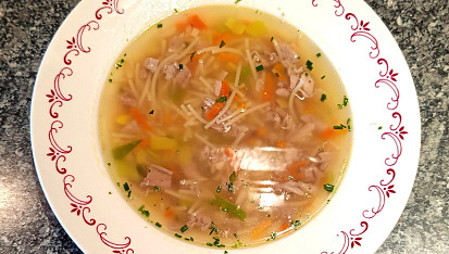 Krůtí vývar se zeleninou a nudlemi