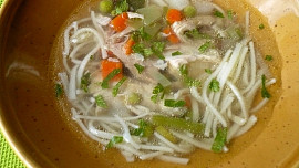 Kuřecí vývar se zeleninou a domácími nudlemi