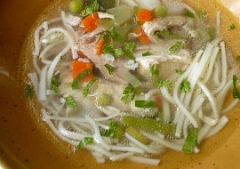 Kuřecí vývar se zeleninou a domácími nudlemi