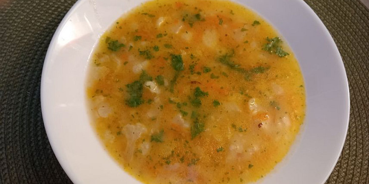 Květáková polévka se zeleninou bez smetany