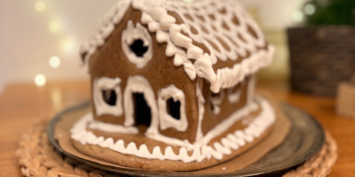 Měkoučké vánoční perníčky se škrobem (Perníková chaloupka z měkoučkého perníkového těsta)