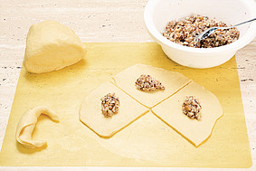 Plněné ořechové rohlíčky