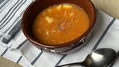 Staročeská zelňačka s klobásou