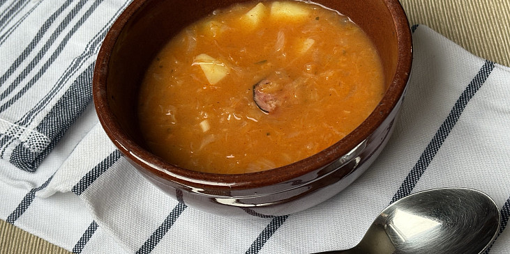 Staročeská zelňačka s klobásou