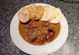 Vepřová plec dušená na divoko