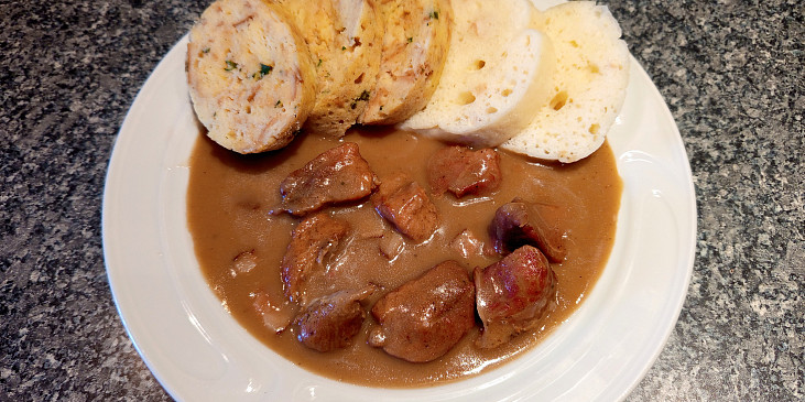 Vepřová plec dušená na divoko