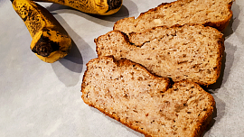 Vláčný banánový chlebíček